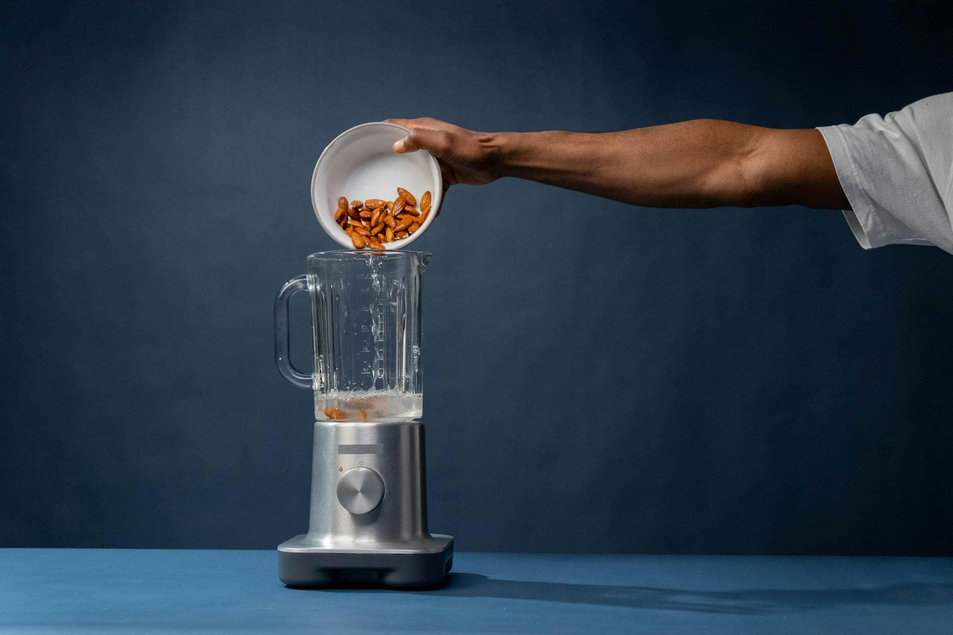 Banan, proteinpulver, peanøttsmør og melk klar til å blandes