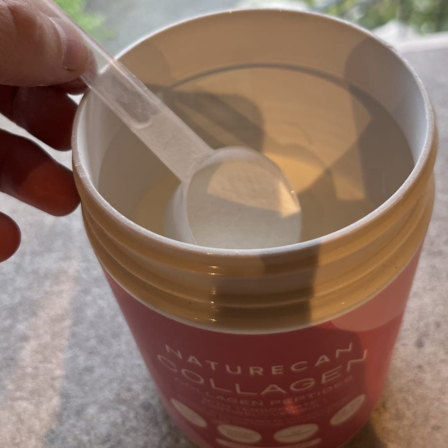 Måleskjeen nede i den åpne kollagenboksen