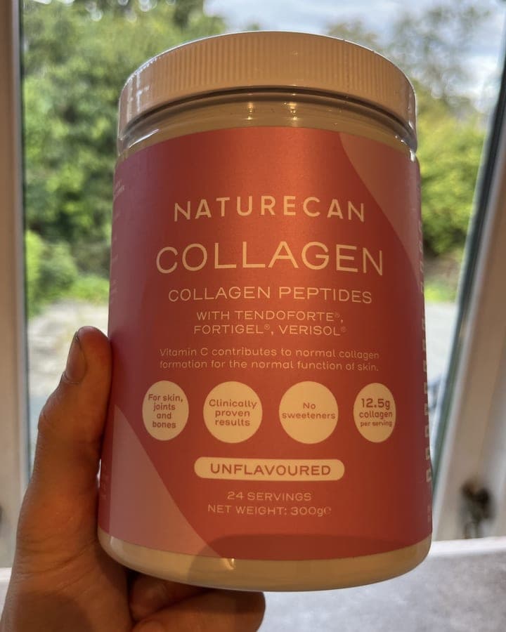 Naturecan Collagen Peptides 300 g holdt i hånden