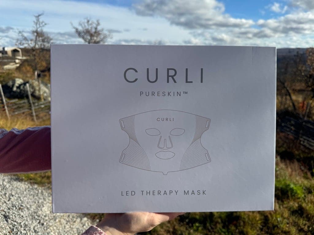 Esken til CURLI PureSkin holdt opp mot kamera utendørs