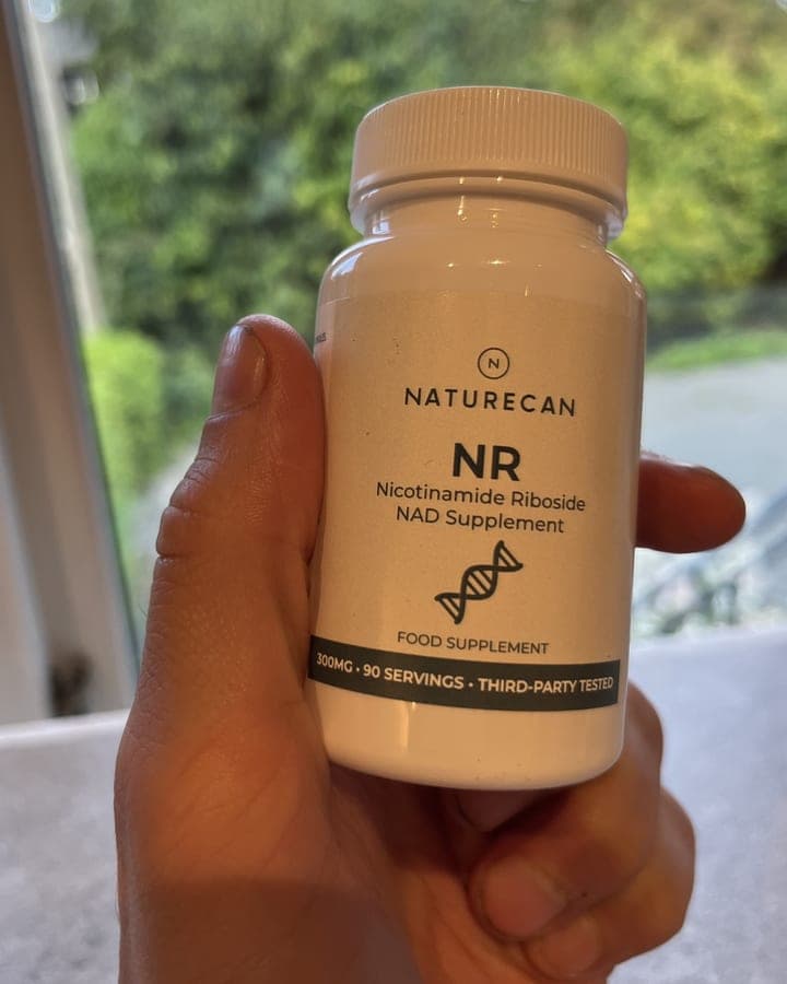 Naturecan NR (nikotinamidribosid) holdt i hånden