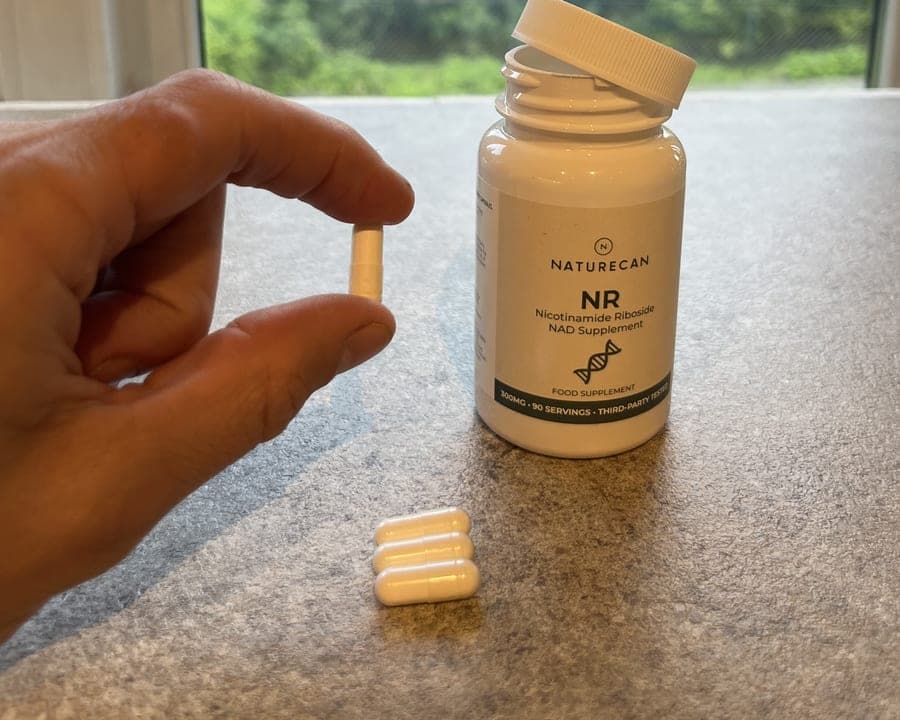 Kapsler med NR ved siden av den åpne boksen