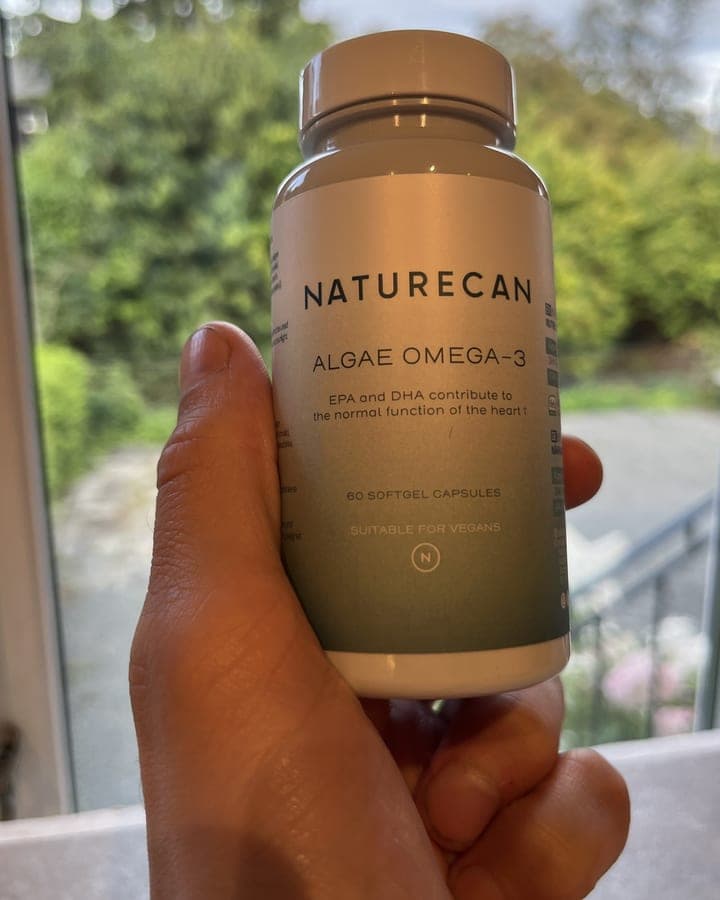 Naturecan Algae Omega-3 holdt i hånden