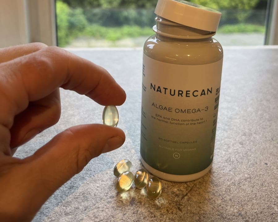 Softgelkapsler med Algae Omega-3 ved siden av boksen