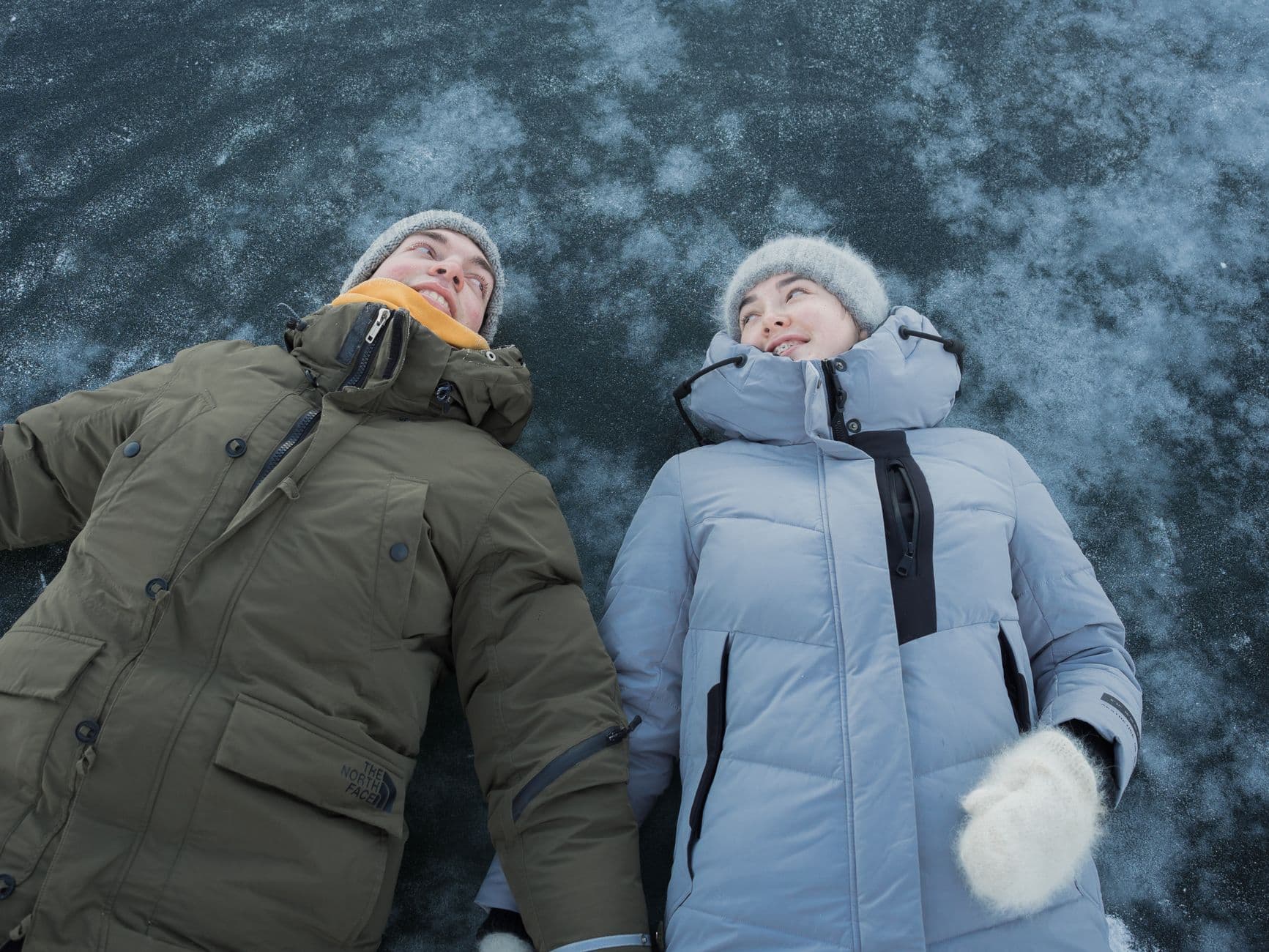 Kvinne i vinterjakke ute i snø