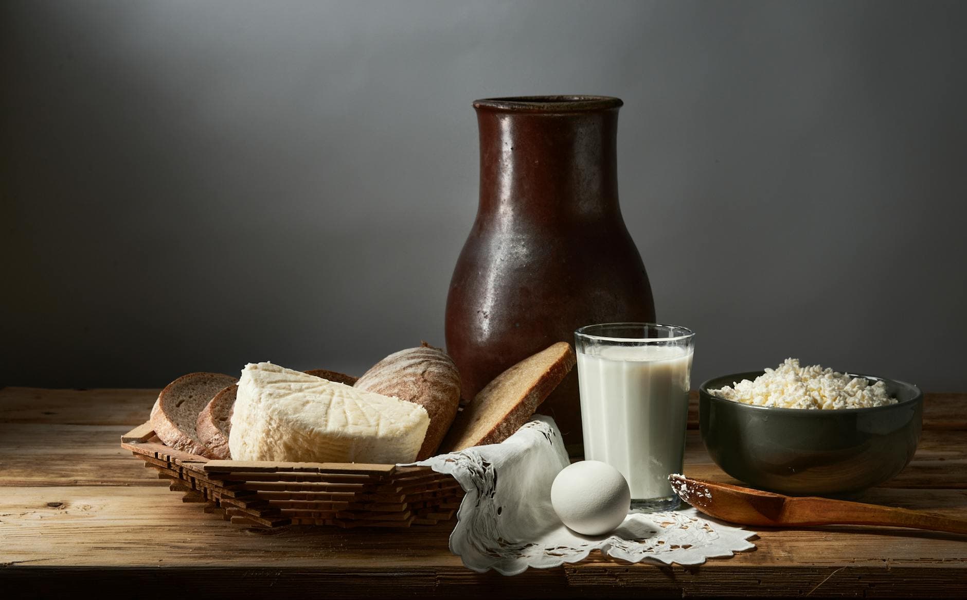 Melk i mugge på et bord