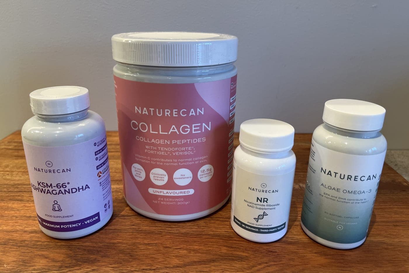 Fire Naturecan-produkter vi har kjøpt og fotografert selv: KSM-66 Ashwagandha, Collagen Peptides, NR og Algae Omega-3