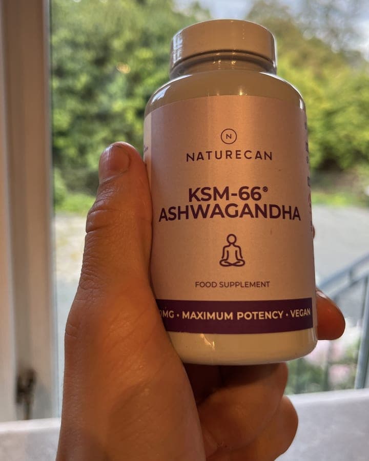 KSM-66 Ashwagandha fra Naturecan holdt i hånden