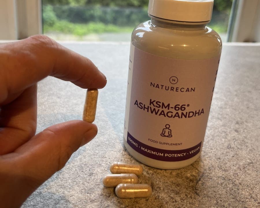 Kapsler med KSM-66 Ashwagandha ved siden av boksen
